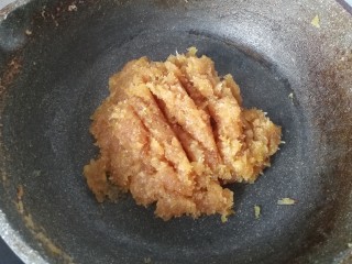 7、玫瑰凤梨酥,炒到果肉呈透明状能抱团的状态即可，炒好后盛入容器中，放一旁晾凉备用