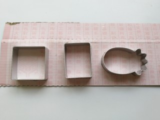 8、玫瑰凤梨酥,接下来做凤梨酥皮，提前做些小准备：把凤梨酥模具放在干净的硬纸上画出模具形状，然后再用剪刀剪下硬纸模型