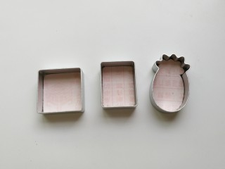 9、玫瑰凤梨酥,硬纸模型要比磨具剪小一圈，剪好后要刚好能放进模具中，这个硬纸模型我们是要用来当压凤梨酥的小压片，后面一会儿要用到的，超好用哦