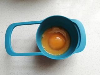 12、玫瑰凤梨酥,取蛋黄一颗再加25克的全蛋液搅拌均匀