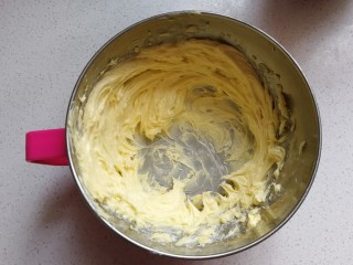 13、玫瑰凤梨酥,黄油室温软化后加入糖粉，打发至顺滑蓬松的状态