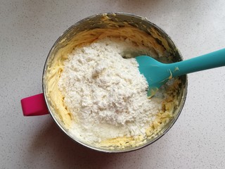 15、玫瑰凤梨酥,再倒入混合面粉，用刮刀翻拌