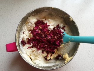 16、玫瑰凤梨酥,再加入玫瑰花瓣，继续翻拌均匀