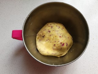 17、玫瑰凤梨酥,把面粉翻拌成团即可，不要过分搅拌