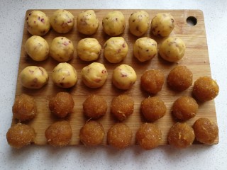 18、玫瑰凤梨酥,然后把面团和凤梨馅按1:1的比例，分别搓成小团团，我的每个小团分量都是15克左右