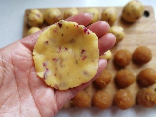 19、玫瑰凤梨酥,取一份酥皮面团用手心压扁，尽量使其中间厚四周薄点