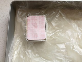 23、玫瑰凤梨酥,先盖上一小块保鲜膜，再把硬纸卡片放在模具中，双手在四个角稍微用力按压纸片，压好后取下纸片和保鲜膜，一个完美有型的凤梨酥就压好了