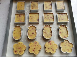 25、玫瑰凤梨酥,所有凤梨酥面团做完后，放入预热好的烤箱中层上下火150度，烤约25分钟左右