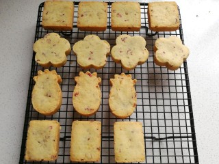 26、玫瑰凤梨酥,烤好后出炉晾凉脱模，然后密封保存，第二天食用口感更佳