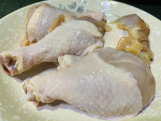1、蜜汁烤鸡腿,鸡腿准备四个，洗净