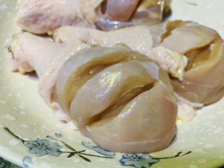 2、蜜汁烤鸡腿,将鸡腿划痕，这样比较入味