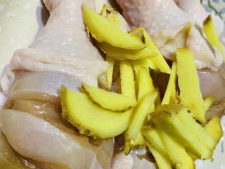 3、蜜汁烤鸡腿,加姜丝