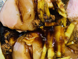 10、蜜汁烤鸡腿,撒些五香粉，搅拌均匀