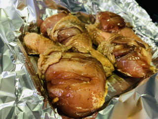 12、蜜汁烤鸡腿,烤盘铺上锡纸，放上腌制好的鸡腿