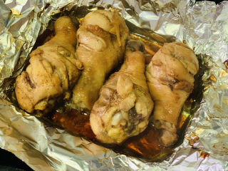 14、蜜汁烤鸡腿,取出，翻开锡纸