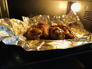 16、蜜汁烤鸡腿,再放进去烤10分钟