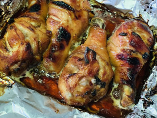 17、蜜汁烤鸡腿,视烤箱情况，鸡腿外皮有些焦，就可以出炉了