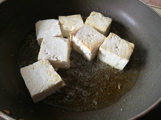 6、番茄彩椒烧豆腐,锅中倒入茶油，加热至七成，放入豆腐，煎一分钟后改小火。茶油的烟点比其他植物油高，煎炸我通常用茶油，避免加热冒烟产生致癌物。