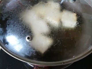 7、番茄彩椒烧豆腐,盖上锅盖小火煎两分钟，翻面煎三分钟