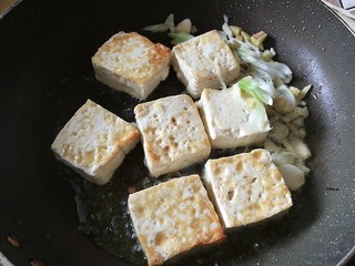 8、番茄彩椒烧豆腐,改大火，加入葱姜蒜头大蒜爆香