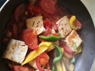 11、番茄彩椒烧豆腐,加入酱油料酒糖翻炒，撒上干罗勒叶、胡椒粉