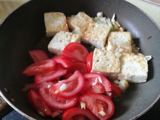 9、番茄彩椒烧豆腐,加入番茄翻炒，加水20克煮开，改小火焖煮五分钟