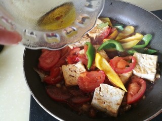 12、番茄彩椒烧豆腐,加入芝麻油