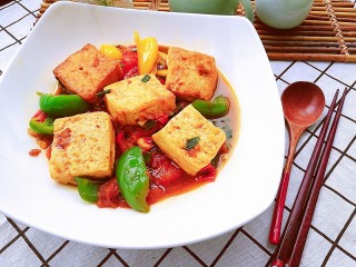 15、番茄彩椒烧豆腐,豆腐外脆里嫩，吸饱了番茄的汤汁，每一口都酸甜可口，营养丰富