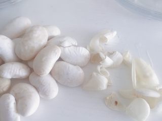 1、桃山皮板栗月饼,泡好的白芸豆“肉与皮”分离很容易就可以脱壳 如果不好脱说明还没有泡好还有硬芯