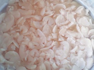 3、桃山皮板栗月饼,经过高压已经超级软烂的芸豆泥 