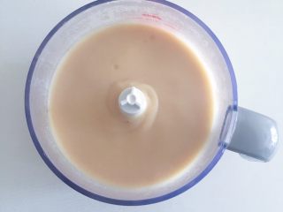 4、桃山皮板栗月饼,打成细腻的芸豆泥（没有辅食机的可以用勺子直接碾压也可以完成想要更为细腻的芸豆泥还是要借助辅食机才能得到哒 所以家里还是需要备一台的）