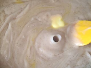 5、桃山皮板栗月饼,开中小火不断的用刮刀搅拌