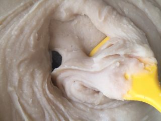 6、桃山皮板栗月饼,白芸豆经过火炒水分越来越干 也越来越浓稠