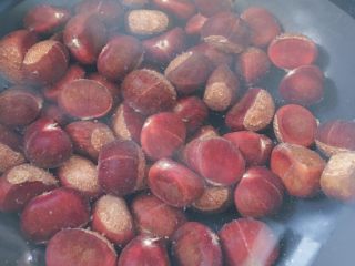 8、桃山皮板栗月饼,放入没过板栗的清水 加一勺盐一同煮熟