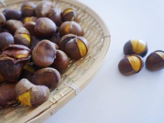 9、桃山皮板栗月饼,煮熟的板栗因为划了口子 正在咧嘴笑呢