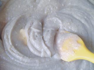 13、桃山皮板栗月饼,用刮刀中小火慢慢翻炒至稠厚