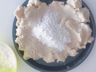 18、桃山皮板栗月饼,加入60克中筋面粉 分次加入面粉 以免面团过于干硬 如果饼皮比较干硬就试着加一点点水揉透直到饼皮变得柔软不粘手的状态