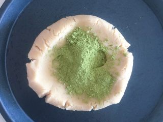 22、桃山皮板栗月饼,加入抹茶粉揉成绿色面团 