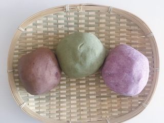 23、桃山皮板栗月饼,从左往右依次是：可可粉面团 抹茶粉面团 紫薯粉面团