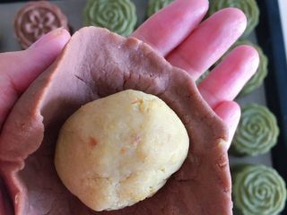 24、桃山皮板栗月饼,使用同样的方法完成可可口味和抹茶口味的月饼