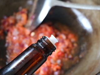 7、平底锅披萨,放入生抽；