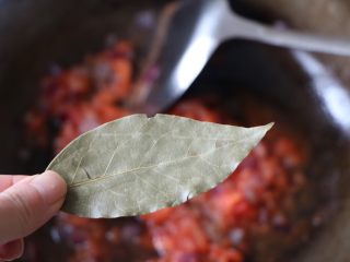 10、平底锅披萨,放入香叶；