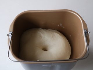 12、平底锅披萨,面团发酵至原来大小的2-3倍左右；