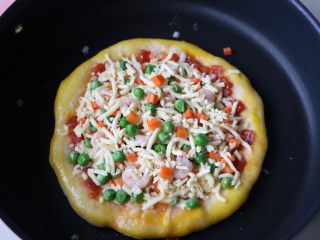 16、平底锅披萨,披萨边上刷一层蛋黄液，再撒适量的芝士；