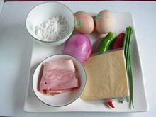 1、披萨蛋饼,准备好所有食材。