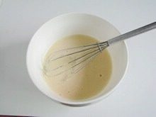4、披萨蛋饼,加入少许面粉搅拌成无颗粒的蛋糊。