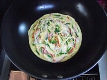 10、披萨蛋饼,打开锅盖,奶酪条融化,轻轻晃动锅,饼会自己脱离锅身即可。