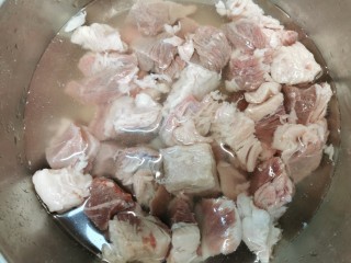 2、啤酒炖牛肉,牛肉块浸泡出血水清洗干净捞出沥干水分