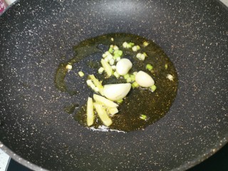 3、啤酒炖牛肉,锅内热油放入葱姜蒜爆香