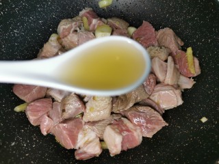 4、啤酒炖牛肉,放入牛肉块，加一勺料酒